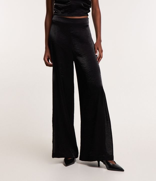 Calça Pantalona Acetinada com Fenda Lateral