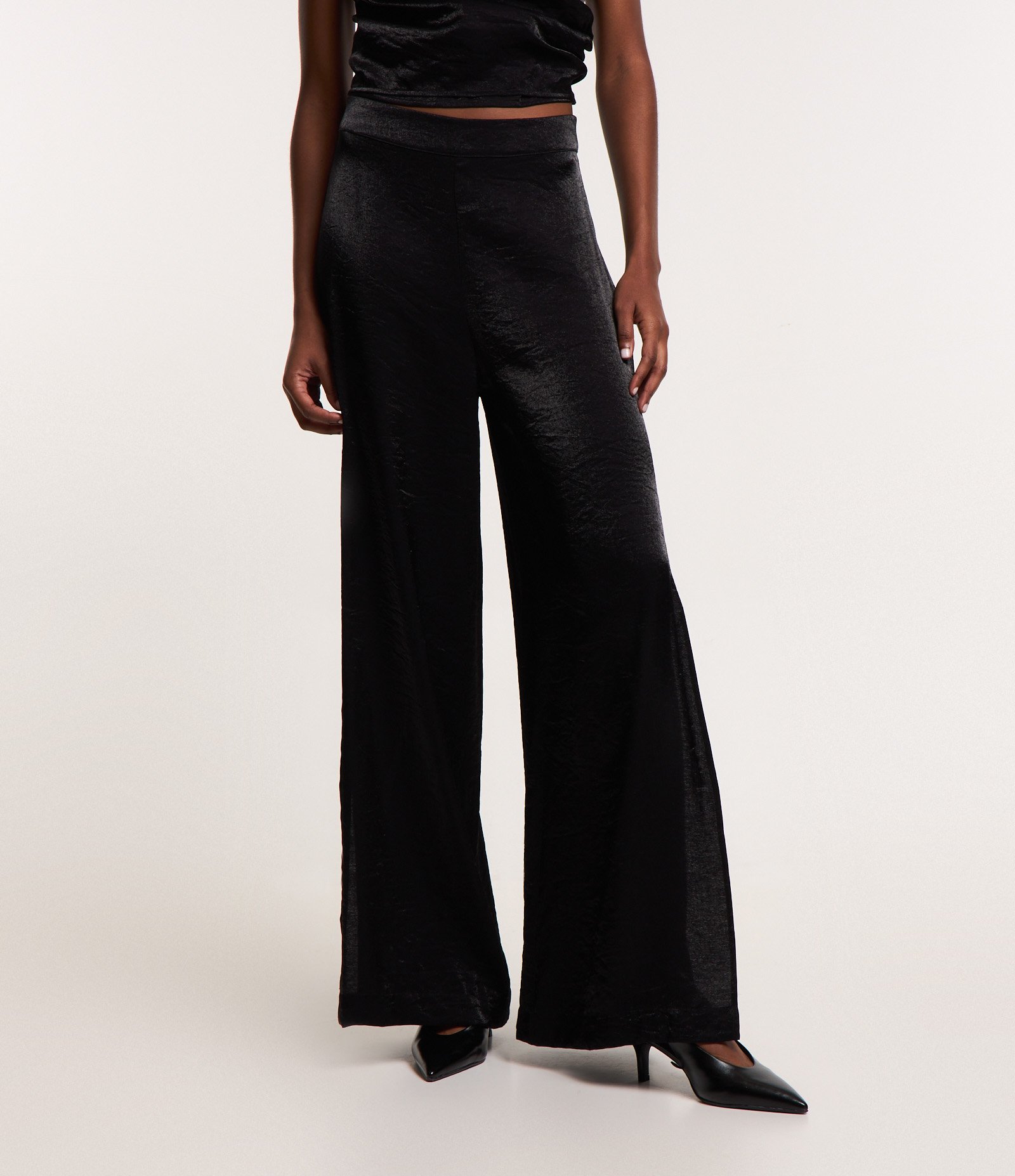 Calça Pantalona Acetinada com Fenda Lateral Preto 2
