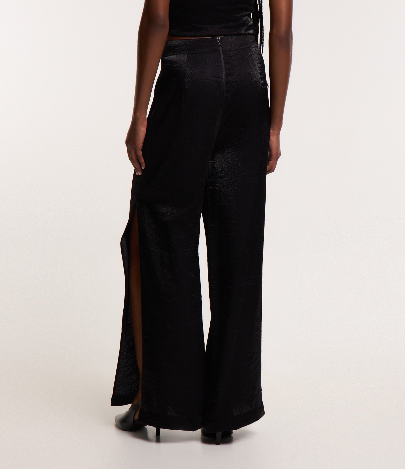 Calça Pantalona Acetinada com Fenda Lateral Preto 3