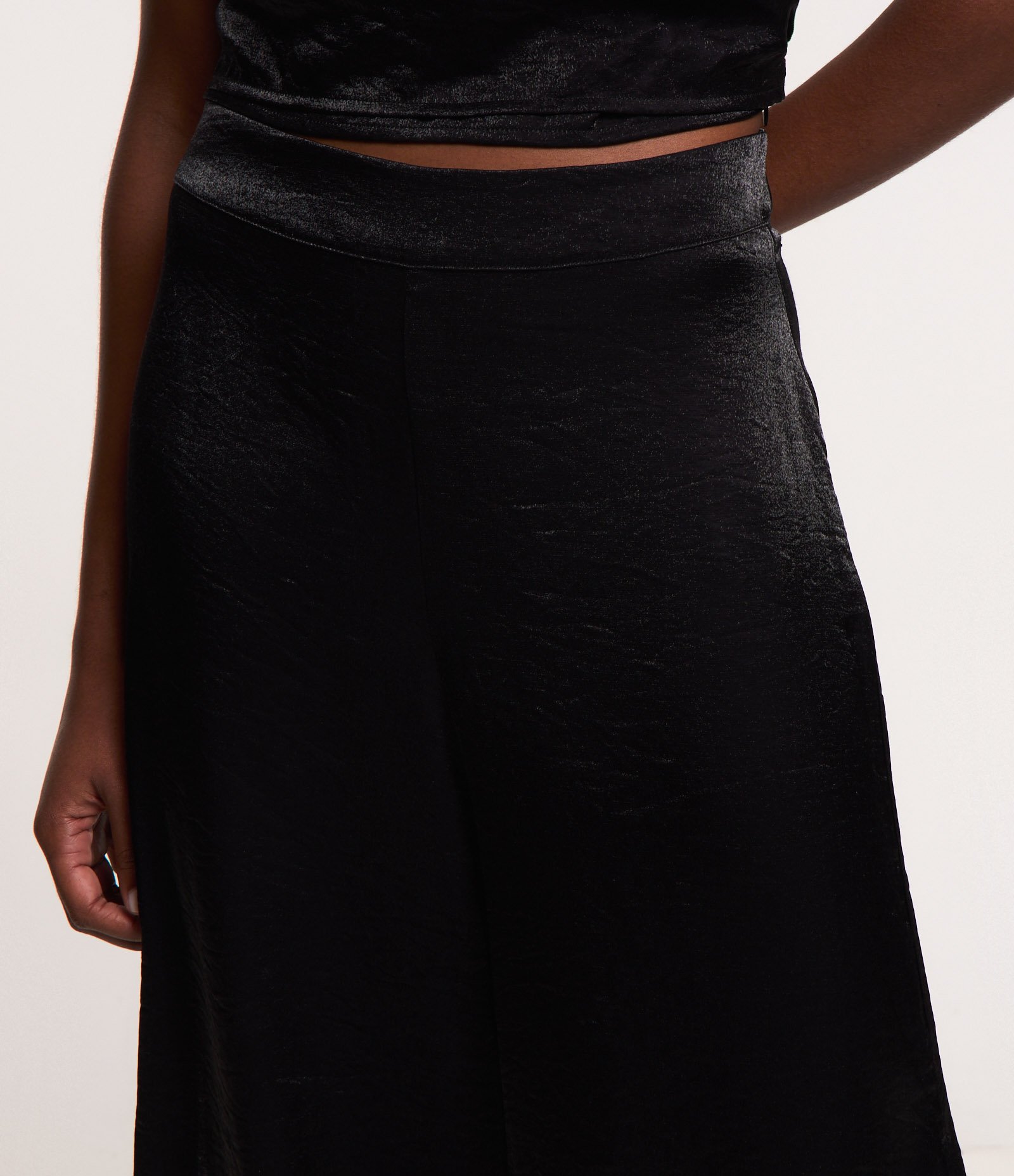 Calça Pantalona Acetinada com Fenda Lateral Preto 4