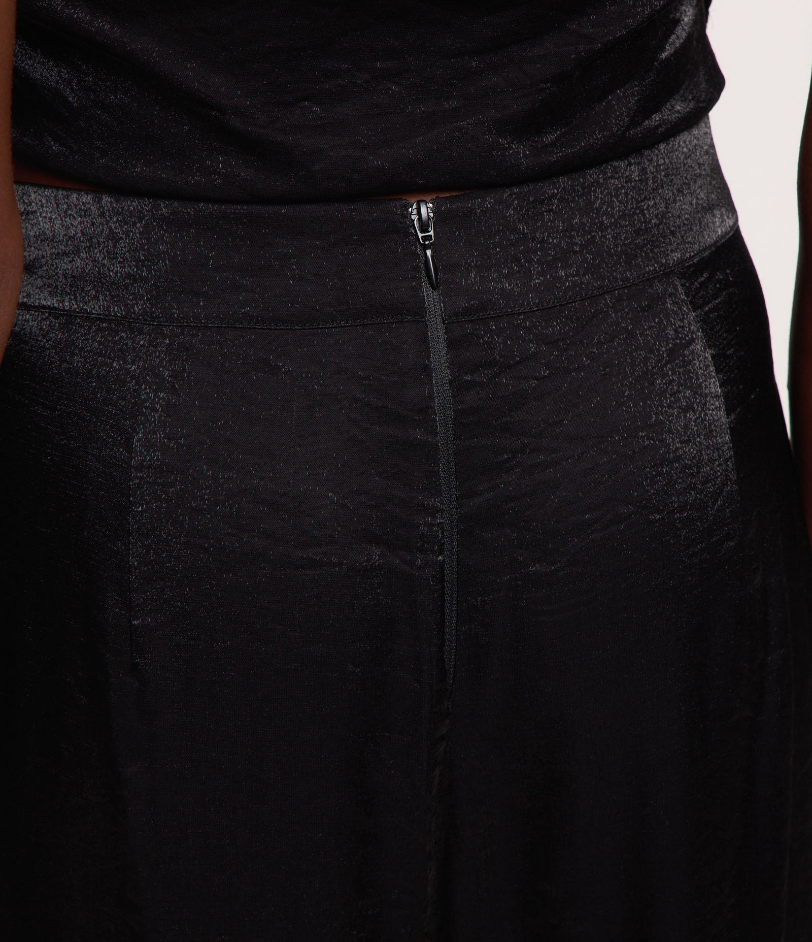 Calça Pantalona Acetinada com Fenda Lateral Preto 5