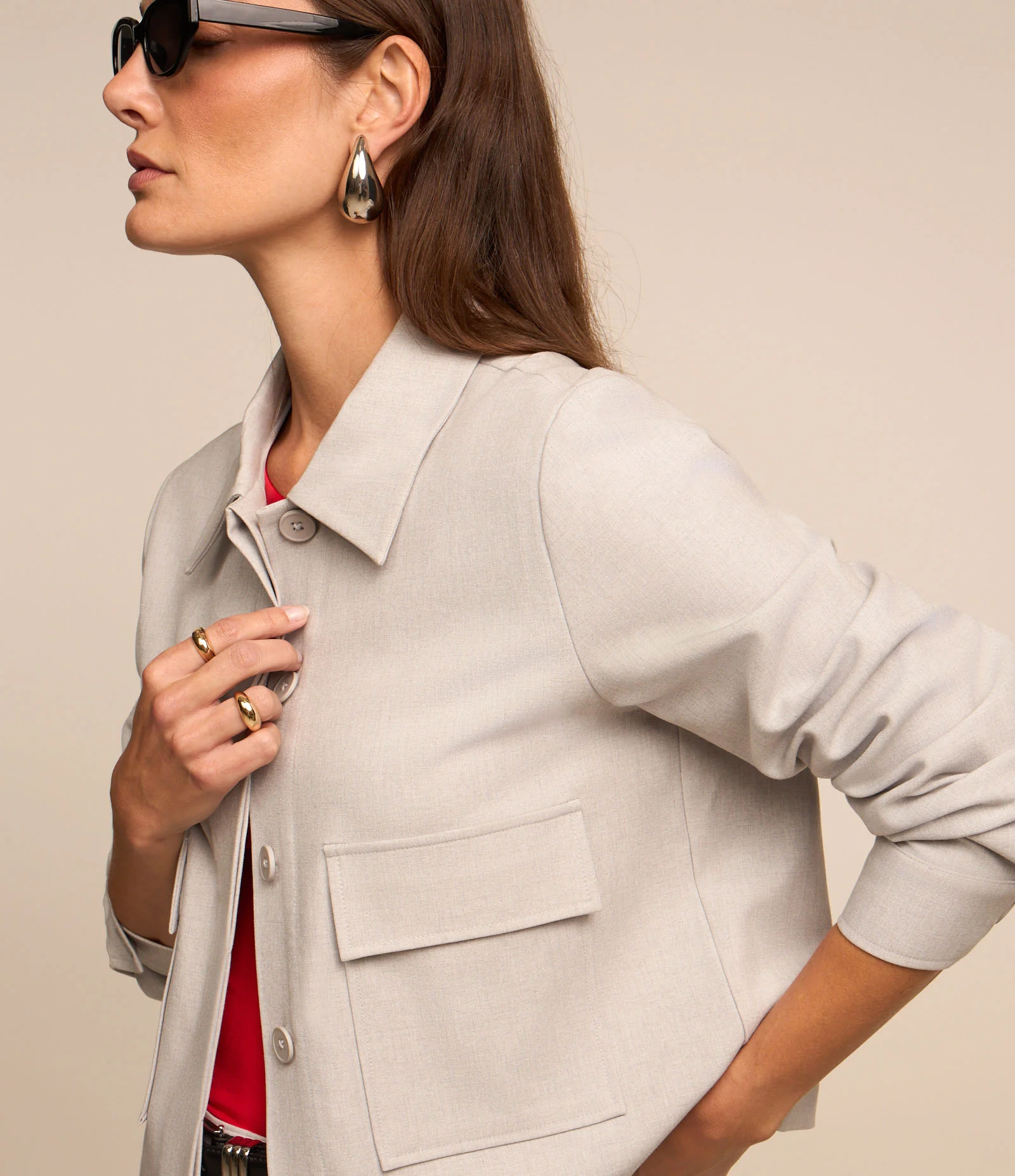 Jaqueta Curta Alfaiatada com Botões Ocultos e Bolsos Cinza 1