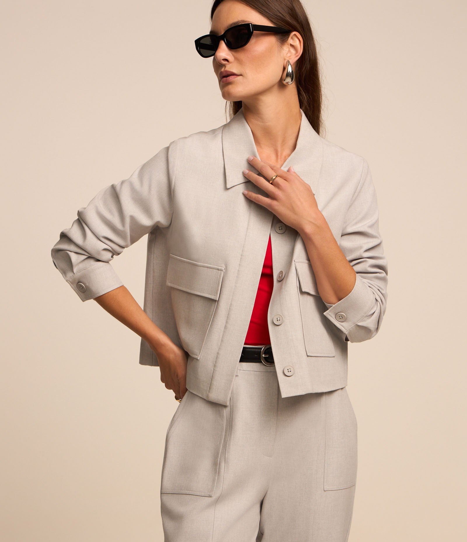 Jaqueta Curta Alfaiatada com Botões Ocultos e Bolsos Cinza 2