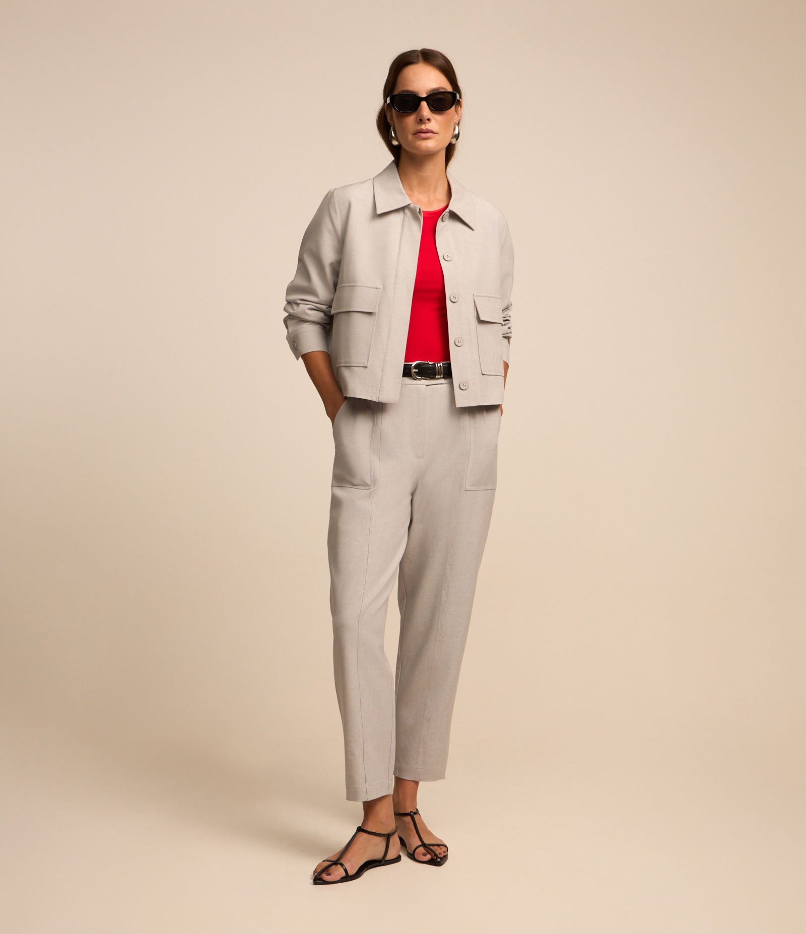 Jaqueta Curta Alfaiatada com Botões Ocultos e Bolsos Cinza 3