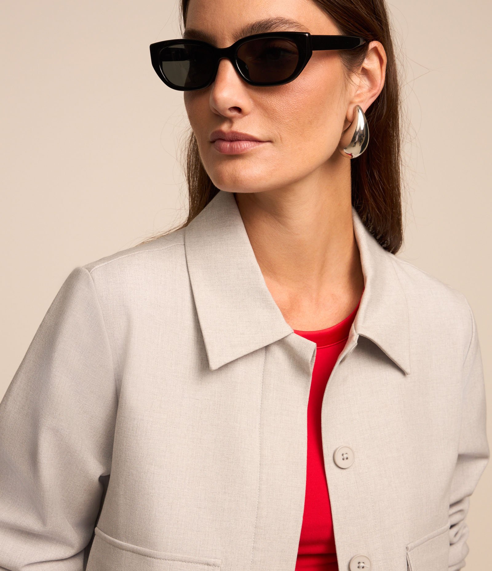 Jaqueta Curta Alfaiatada com Botões Ocultos e Bolsos Cinza 4