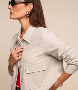 Jaqueta Curta Alfaiatada com Botões Ocultos e Bolsos