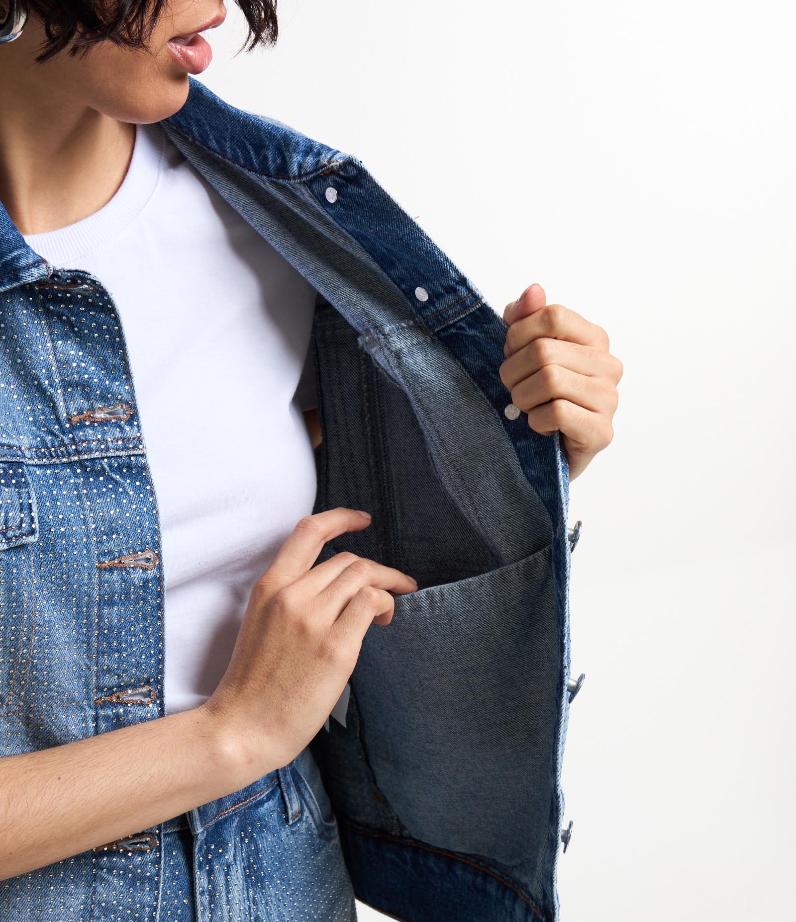 Colete Amplo em Jeans com Lapelas e Brilho de Strass Azul 5