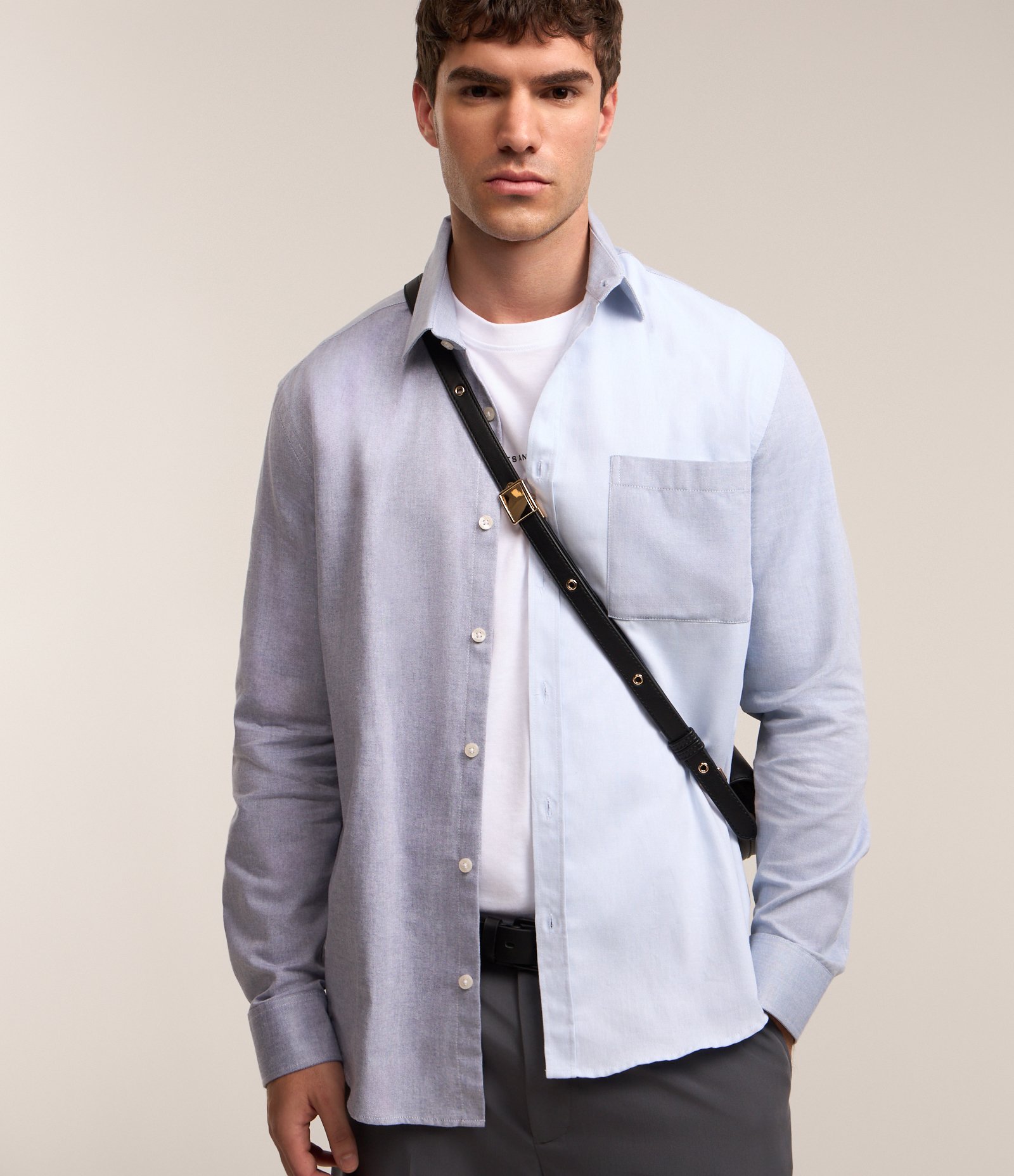 Camisa em Oxford com Bloco de Cor e Bolsos Contrastante Cinza/Azul 1