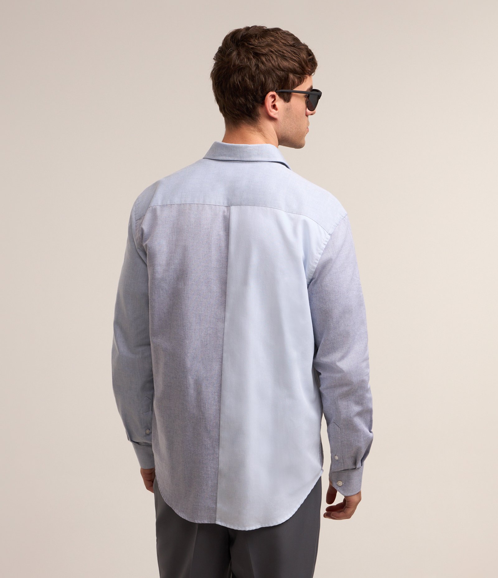 Camisa em Oxford com Bloco de Cor e Bolsos Contrastante Cinza/Azul 4