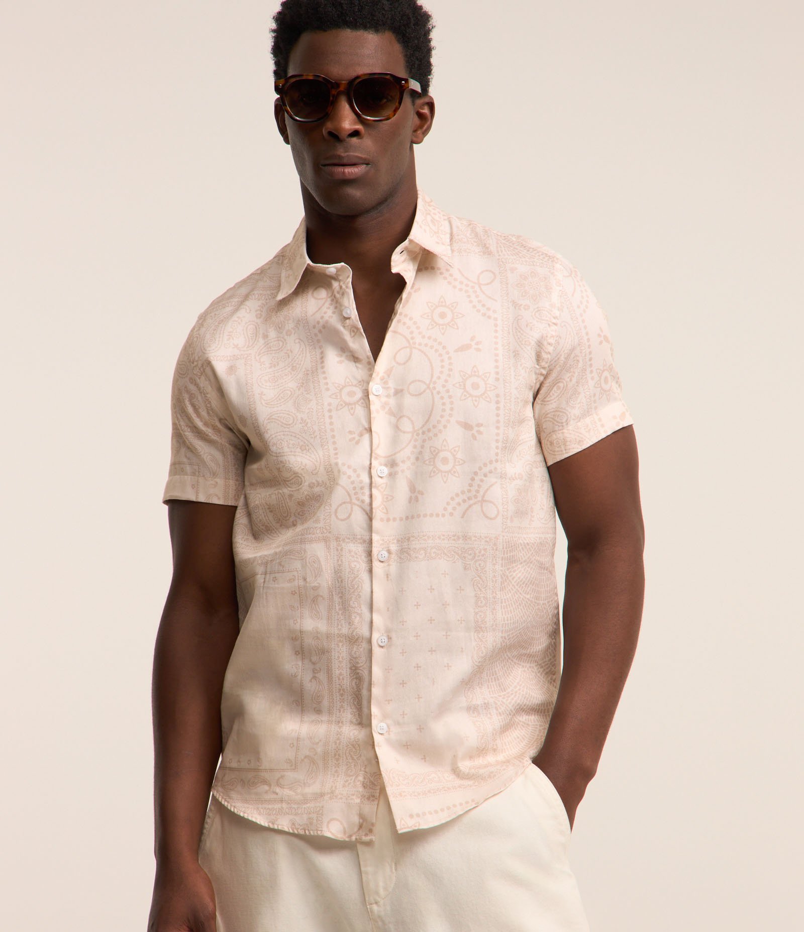 Camisa em Tricoline com Estampa Paisley Bege 3