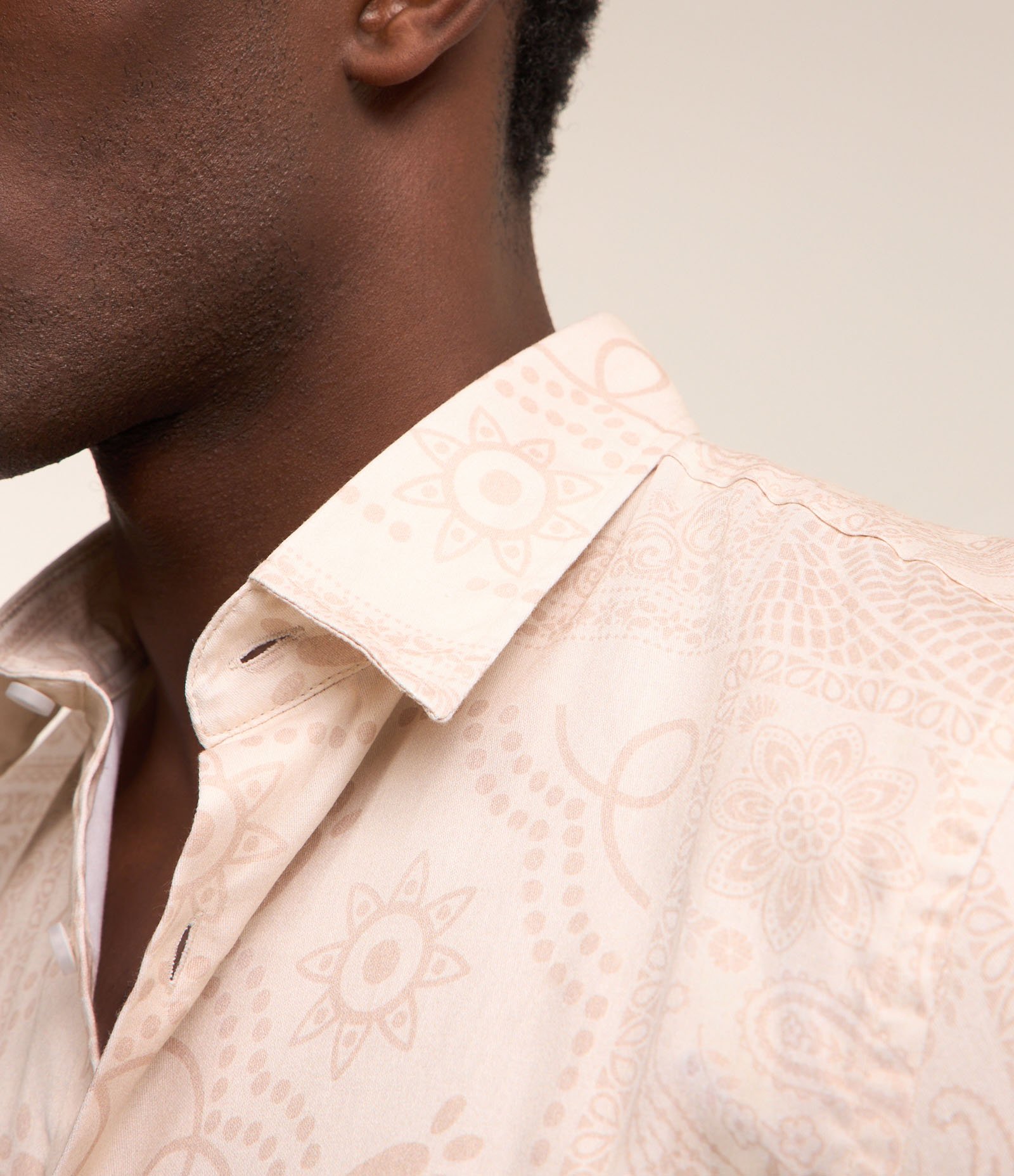 Camisa em Tricoline com Estampa Paisley Bege 4