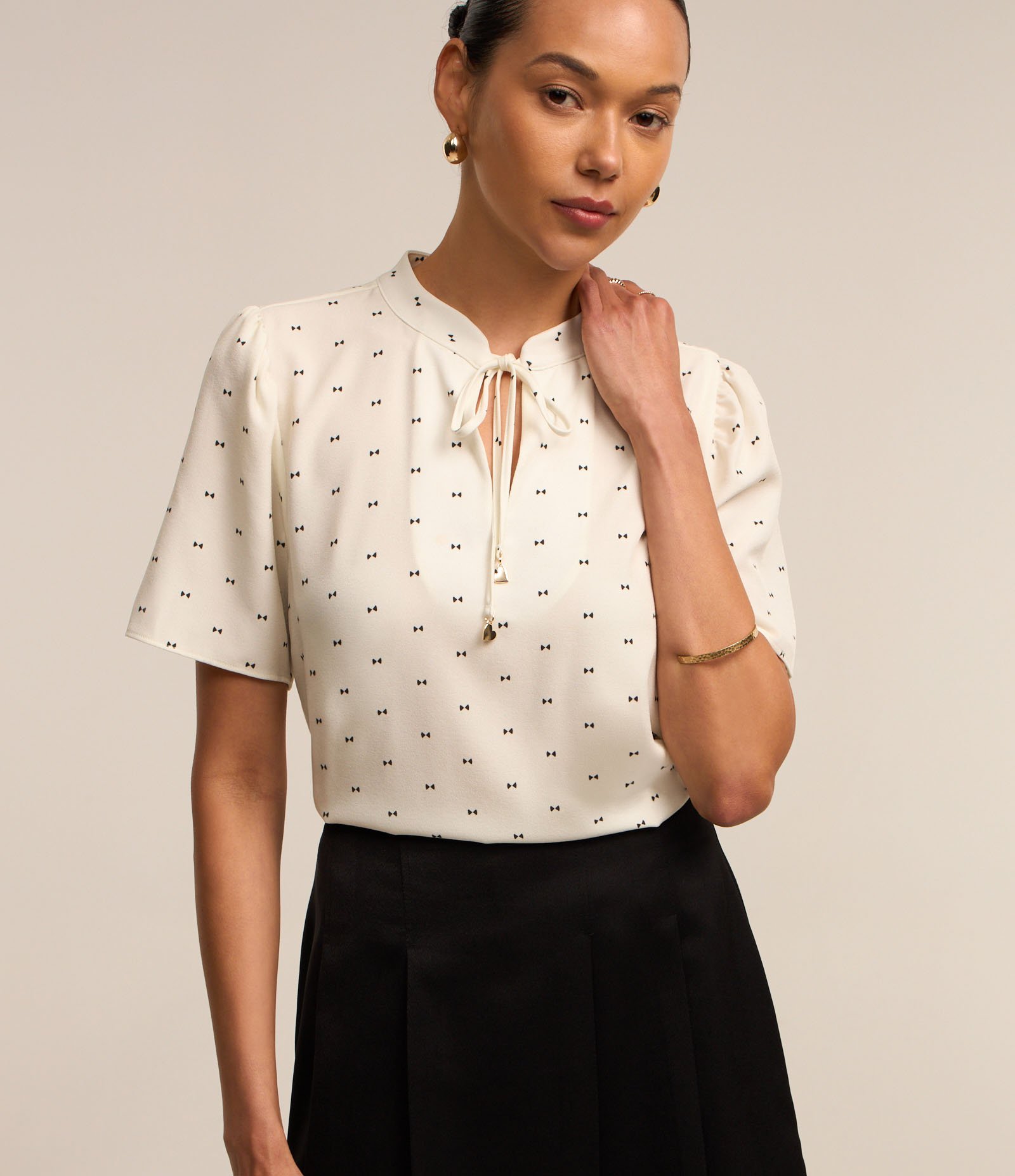 Blusa em Crege com Gola Laço e Estampa de Lacinhos Off White 1