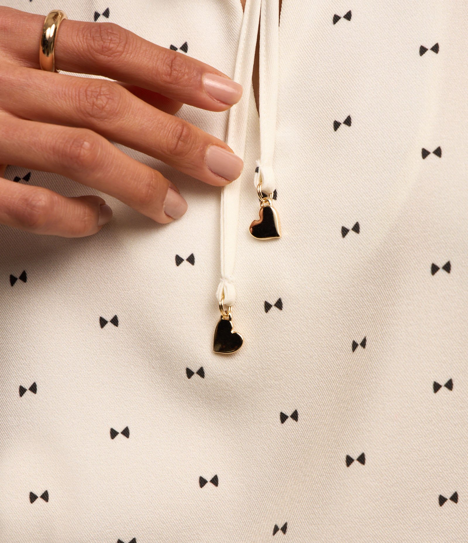 Blusa em Crege com Gola Laço e Estampa de Lacinhos Off White 4