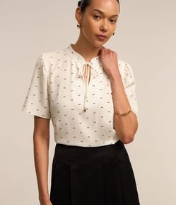 Blusa em Crege com Gola Laço e Estampa de Lacinhos