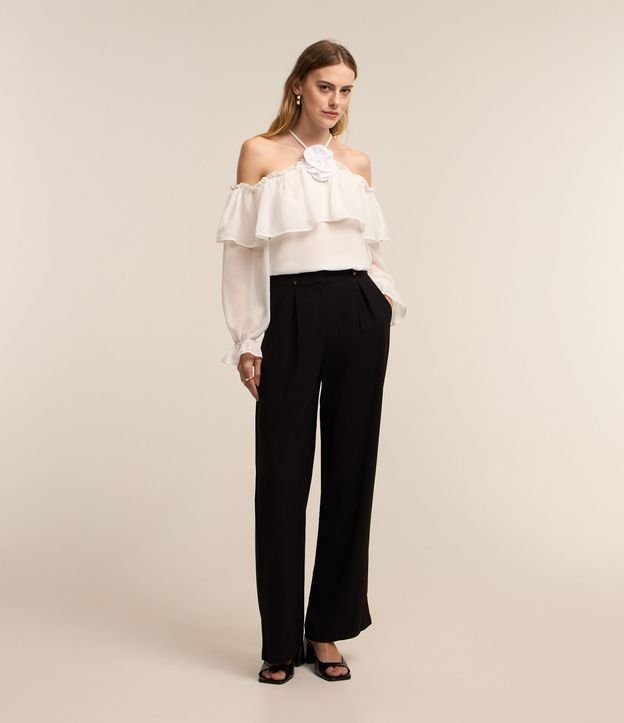 Blusa em Chiffon com Decote Ombro a Ombro e Aplicação de Flor