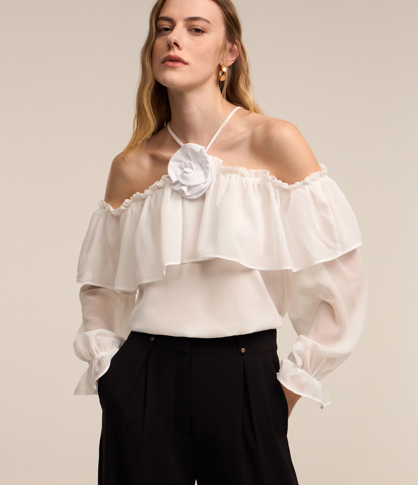 Blusa em Chiffon com Decote Ombro a Ombro e Aplicação de Flor Branco 1