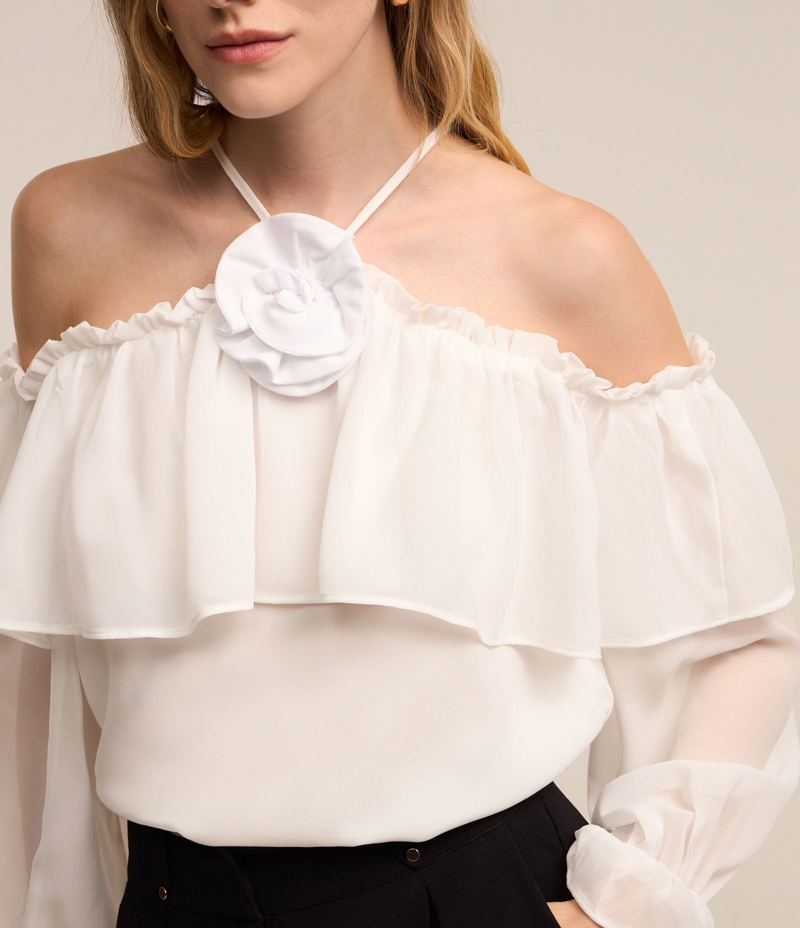 Blusa em Chiffon com Decote Ombro a Ombro e Aplicação de Flor Branco 4