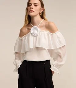 Blusa em Chiffon com Decote Ombro a Ombro e Aplicação de Flor