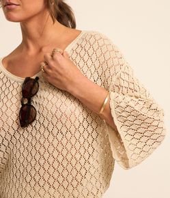 Blusa em Tricô com Fio Metalizado e Efeito Crochê