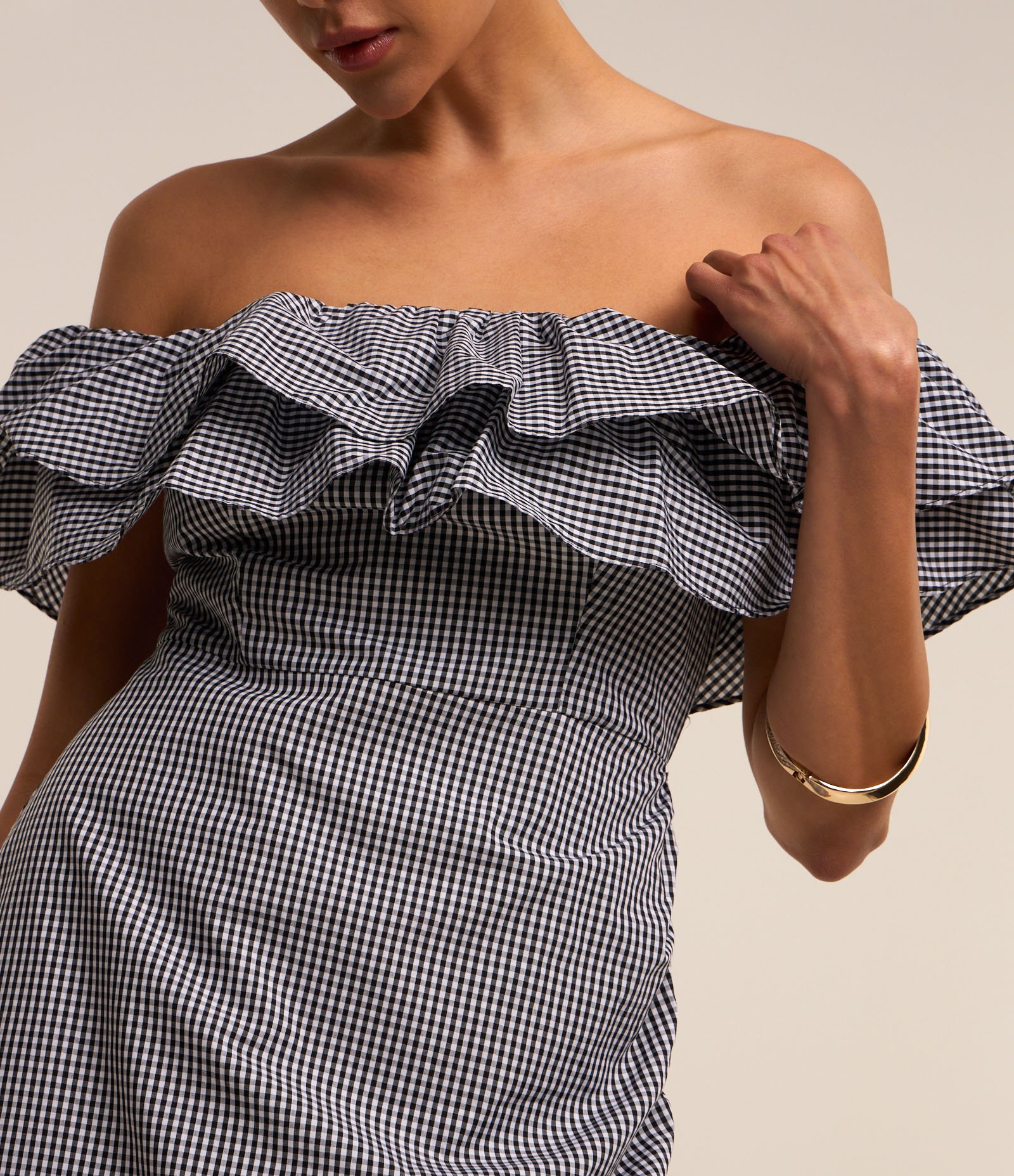 Vestido Ciganinha em Tricoline com Babados e Estampa Xadrez Vichy Preto/ Branco 3