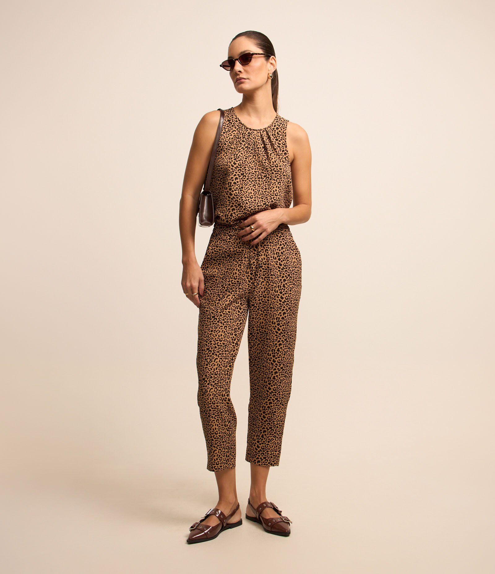 Calça em Crepe com Amarração no Cós e Estampa Animal Print Marrom 1