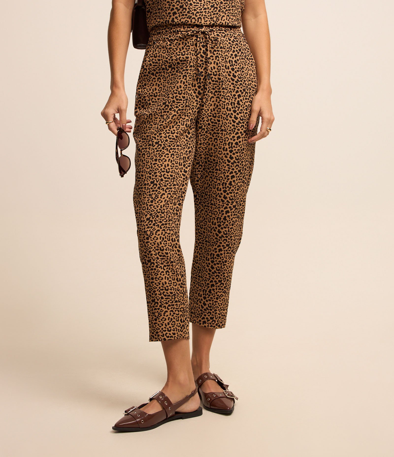 Calça em Crepe com Amarração no Cós e Estampa Animal Print Marrom 3