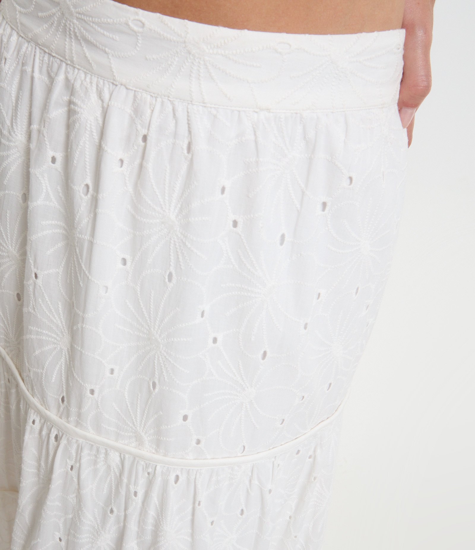 Saia Longa em Laise com Textura Floral e Babado na Barra Branco 4