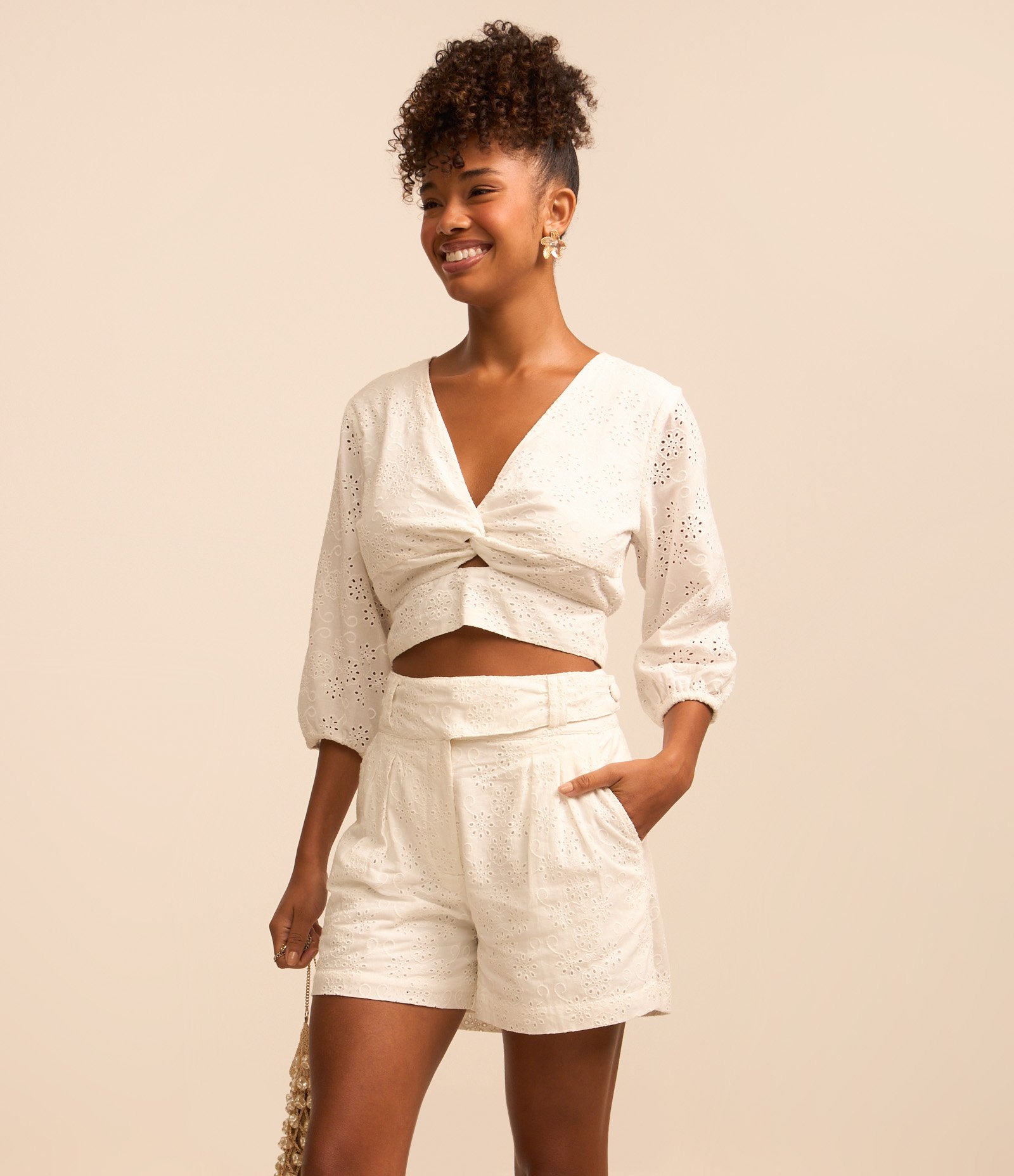 Short Curto em Laise com Textura Floral e Pregas Branco 2