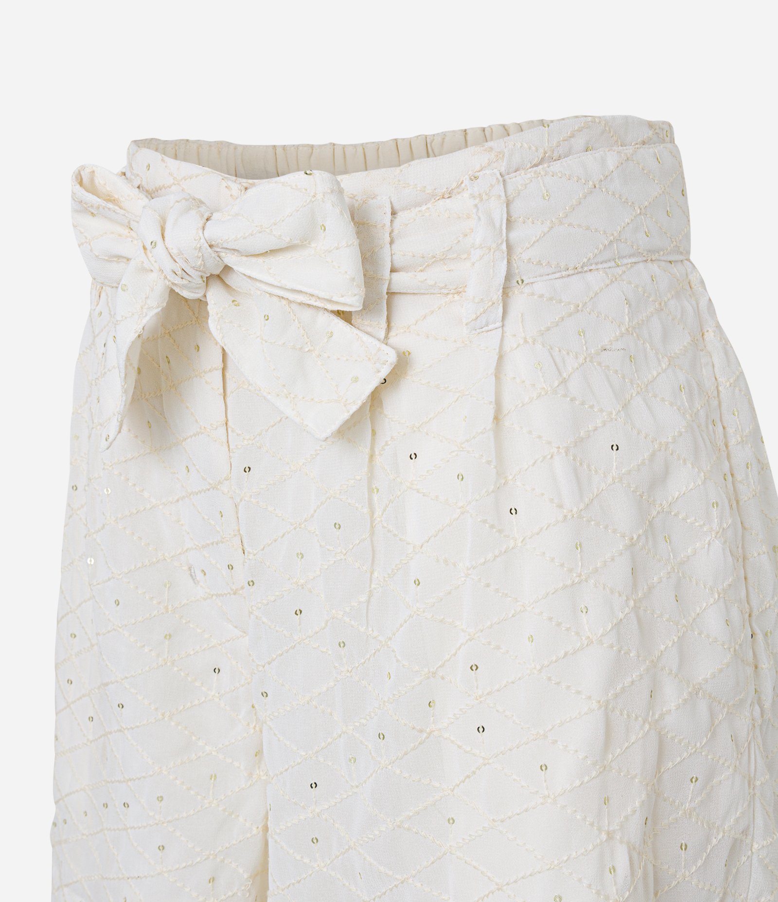 Short em Crepe com Faixa para Amarração e Detalhes em Paetê Bege Claro 6