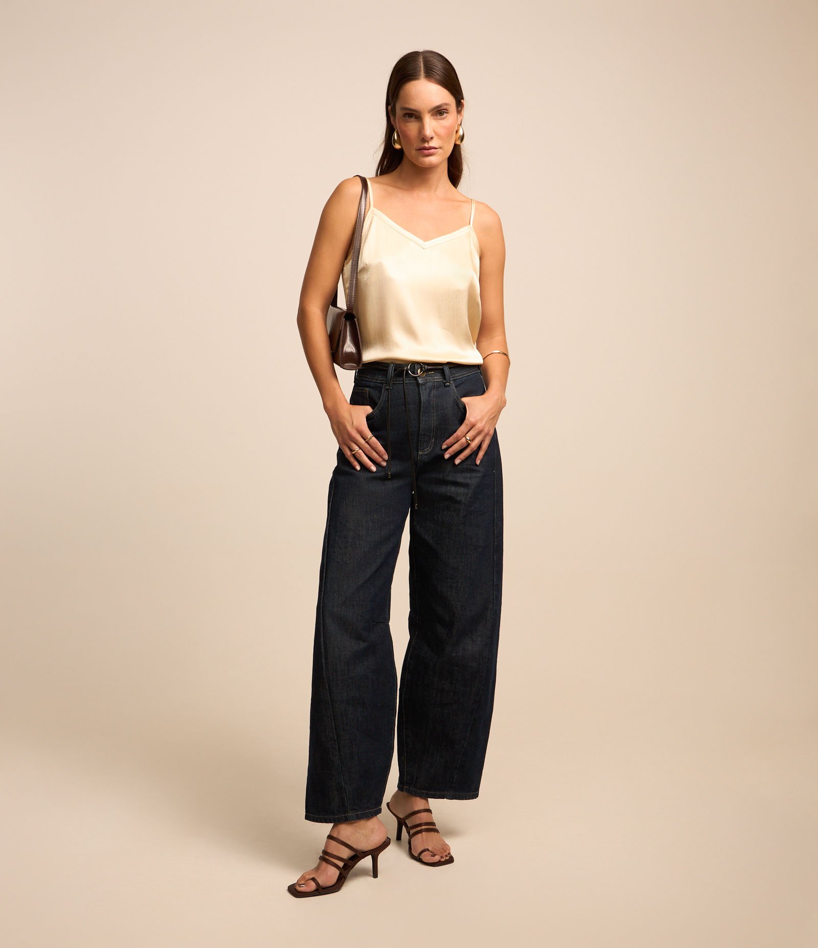 Blusa de Alça em Tecido Acetinado com Decote V Bege Pérola 2