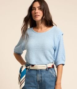 Blusa em Algodão Texturizado com Cava Destacada e Vazados