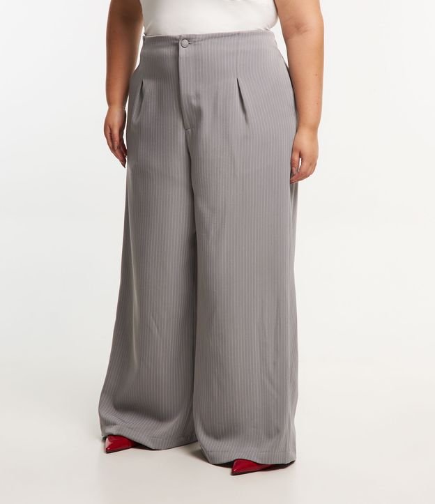 Calça Pantalona Alfaiataria com Listras Curve & Plus Size Cinza 2