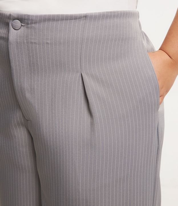 Calça Pantalona Alfaiataria com Listras Curve & Plus Size Cinza 4