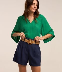 Short Clochard em Viscolinho com Cinto Fivela de Madeira