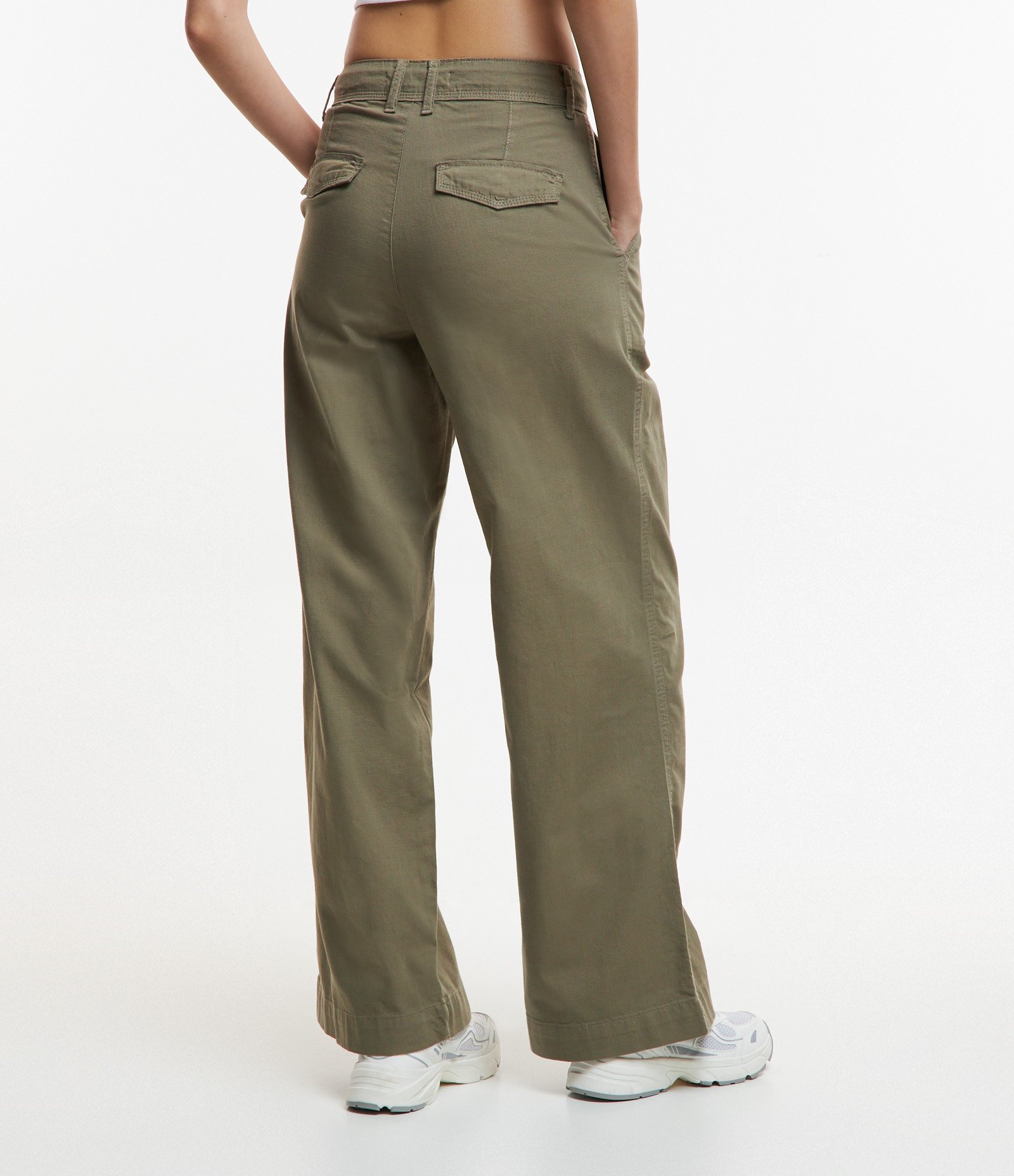 Calça Wide Leg  Alfaiatda em Sarja com Pregas e Bolsos Verde 3