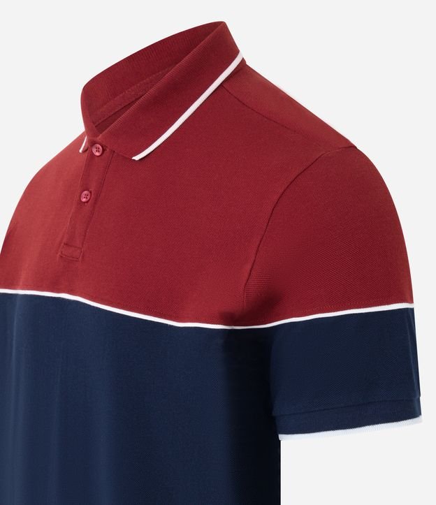 Polo Regular em Malha Piquet com Blocos de Cor e Friso Contrastante