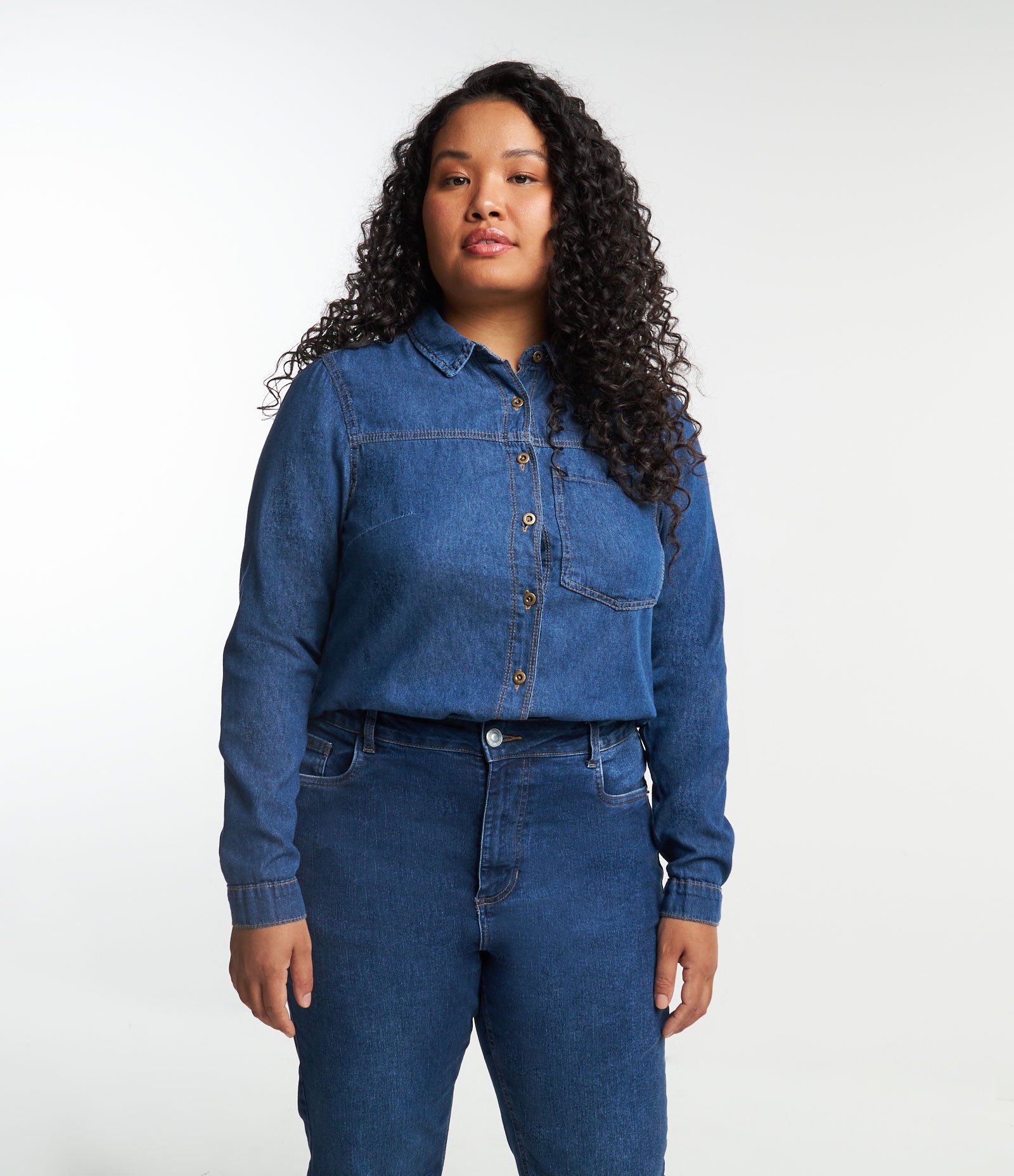 Camisa em Jeans com Bolso no Peito Curve & Plus Size Azul Jeans 1