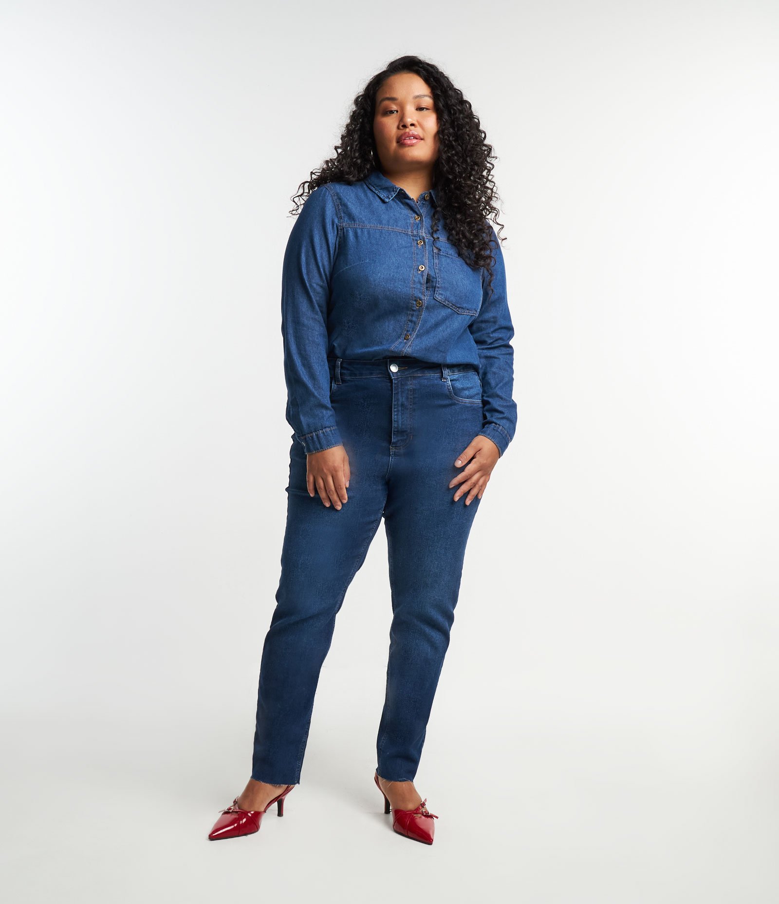 Camisa em Jeans com Bolso no Peito Curve & Plus Size Azul Jeans 2