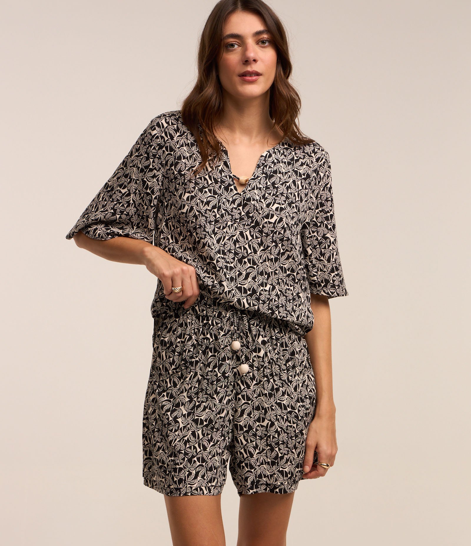 Short em Viscose com Amarração na Cintura e Estampa Folhagens Preto/ Branco 2