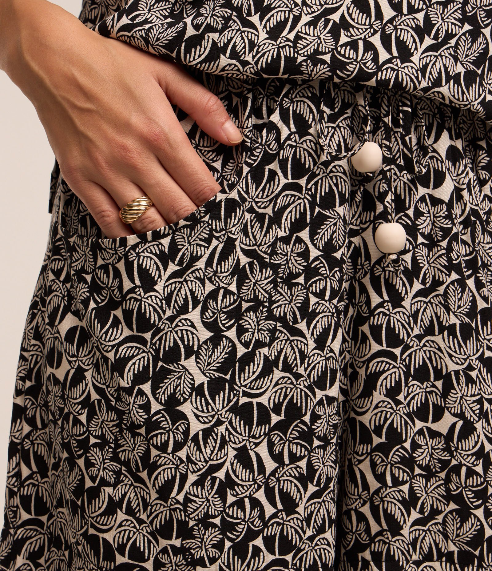 Short em Viscose com Amarração na Cintura e Estampa Folhagens Preto/ Branco 4