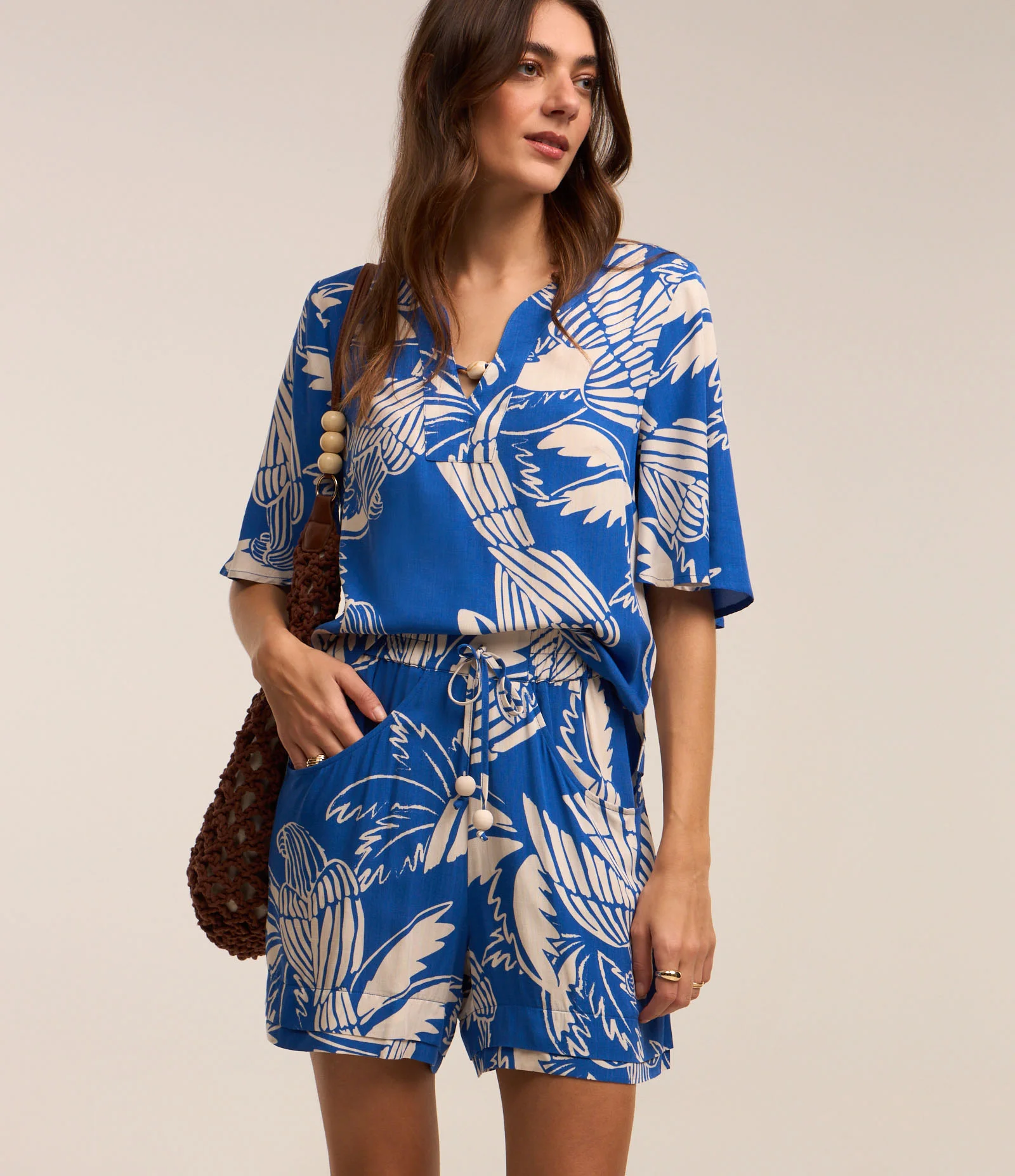 Short Cintura Alta em Viscose Texturizada com Folhagens Estampadas Azul 2