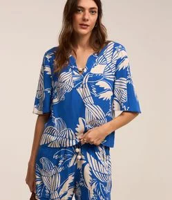 Blusa em Viscose com Estampa Araras Contrastantes