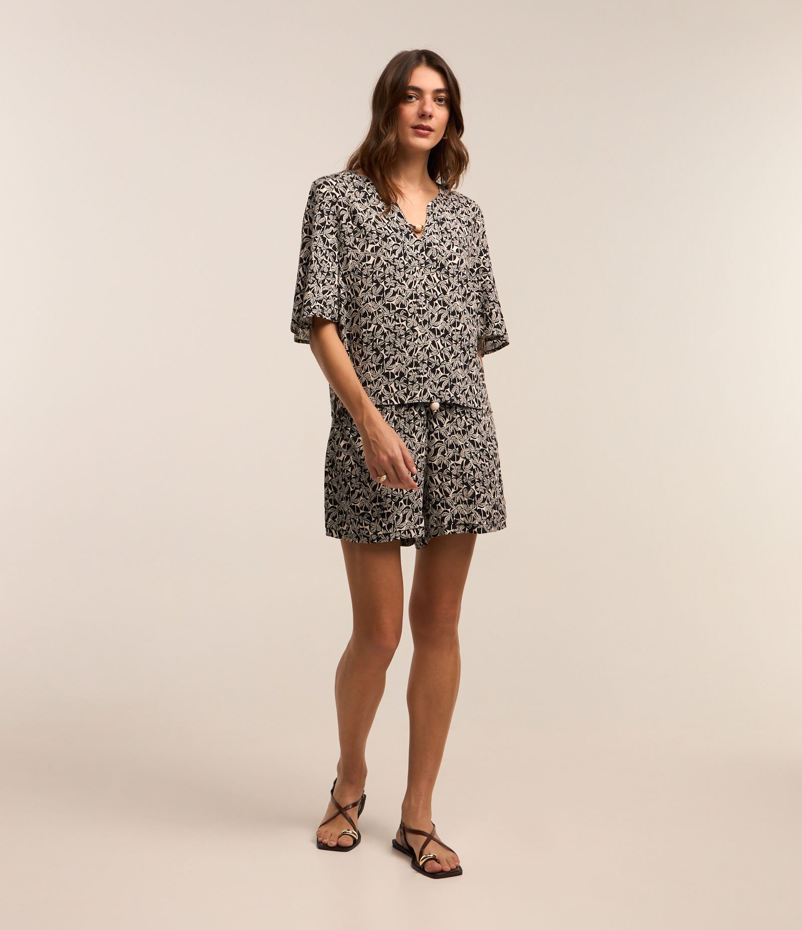 Blusa em Viscose com Decote V e Estampa Folhagens Preto/ Branco 2