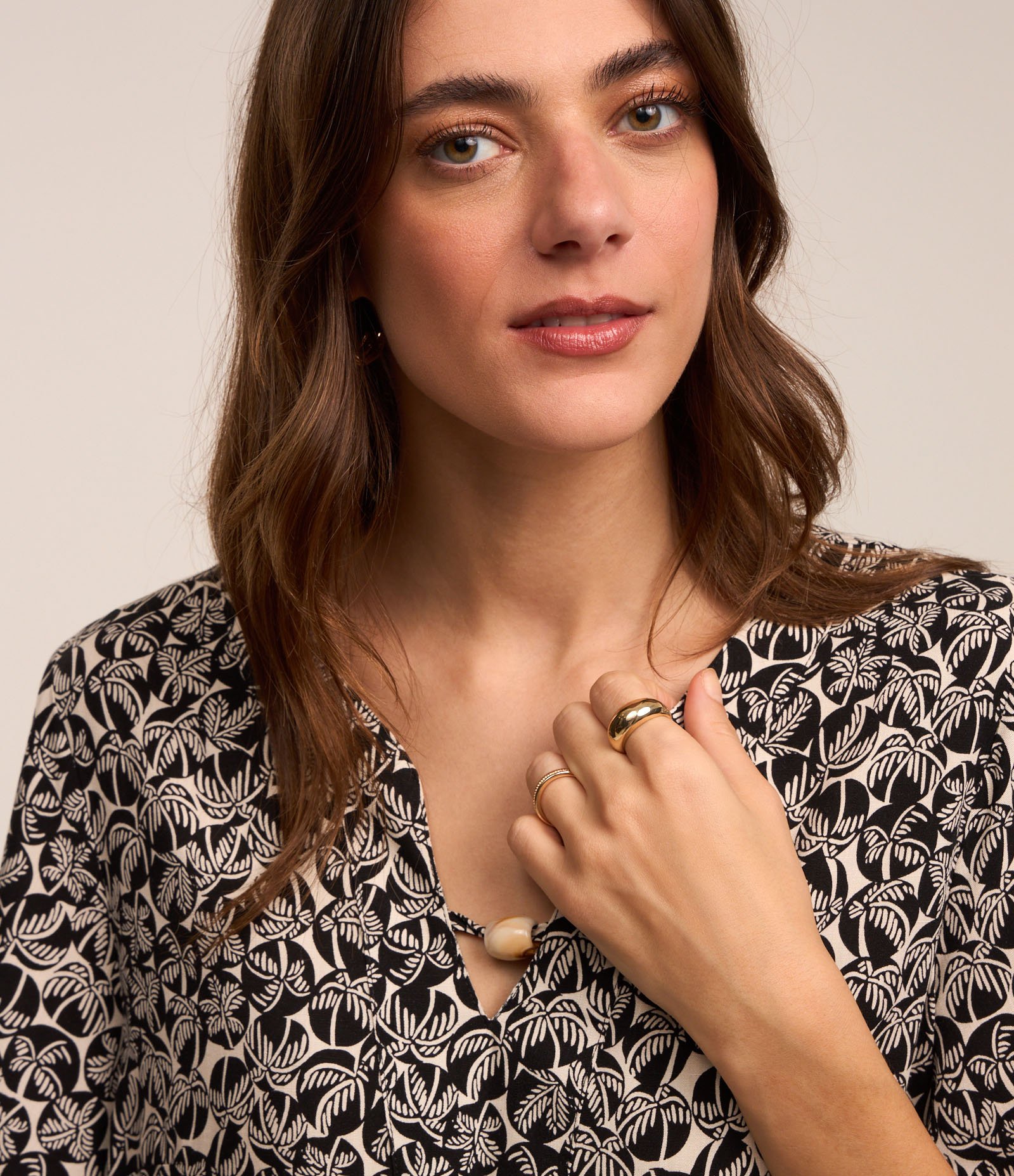 Blusa em Viscose com Decote V e Estampa Folhagens Preto/ Branco 3