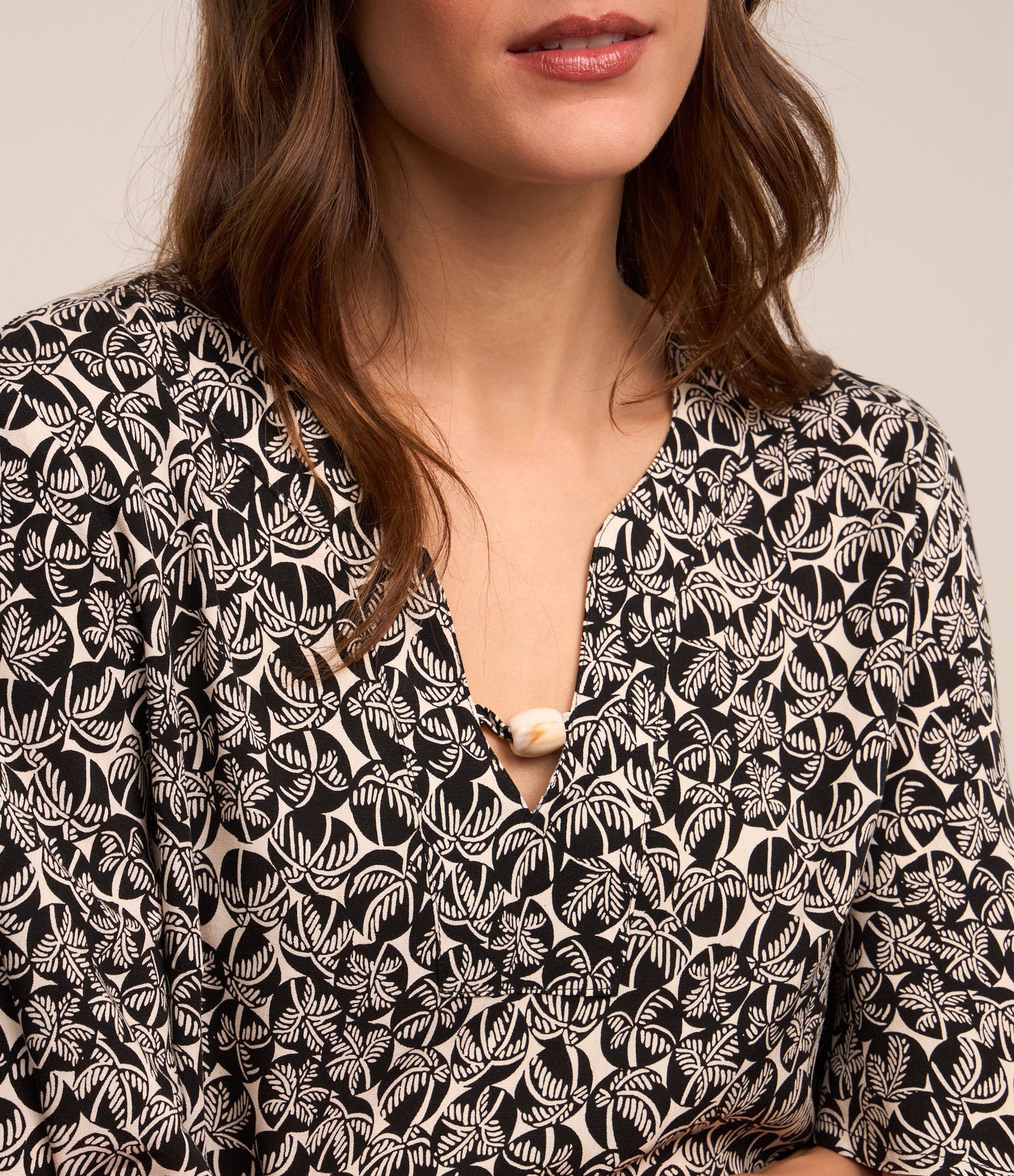Blusa em Viscose com Decote V e Estampa Folhagens Preto/ Branco 4