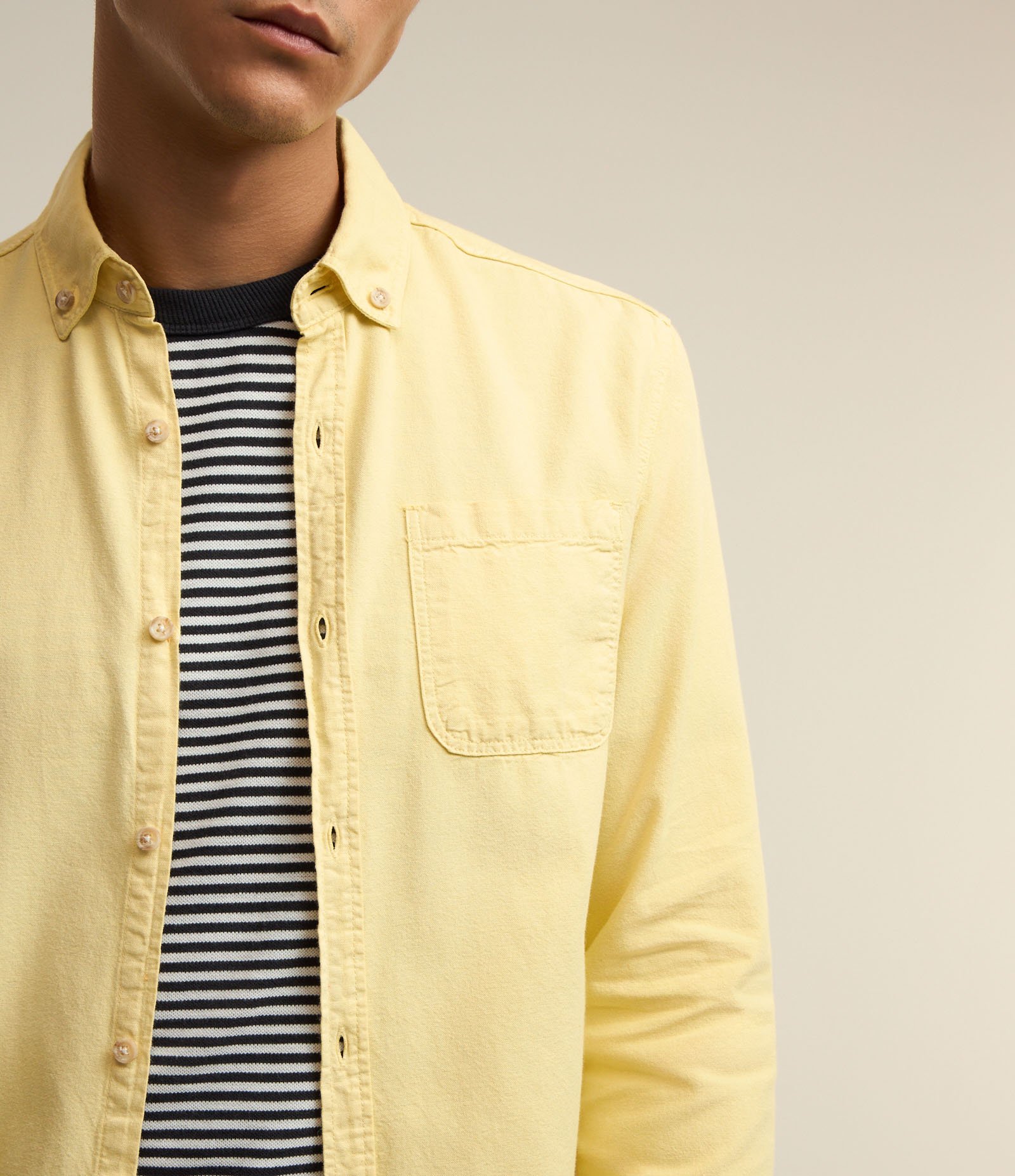 Camisa Regular em Oxford com Bolso Frontal Amarelo 4