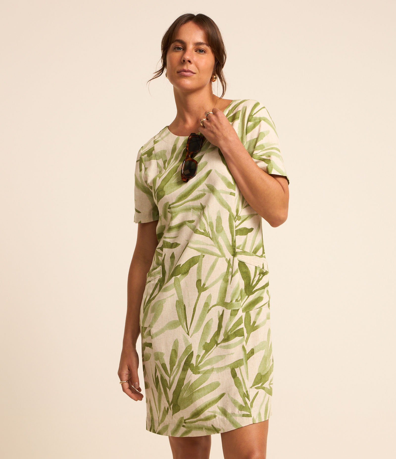 Vestido T-Shirt em Viscolinho com Folhagens Estampadas Bege/Verde 1