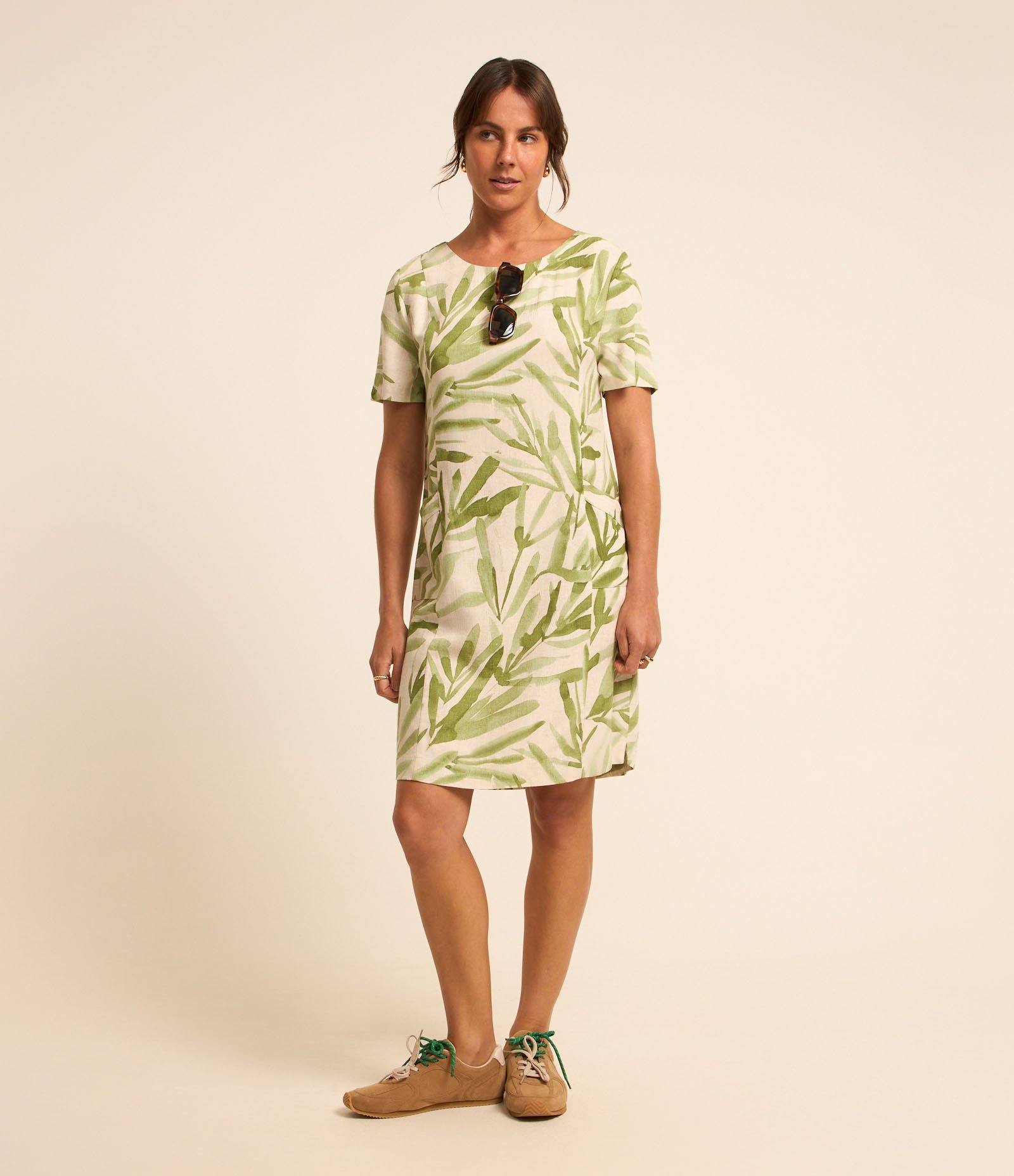 Vestido T-Shirt em Viscolinho com Folhagens Estampadas Bege/Verde 2