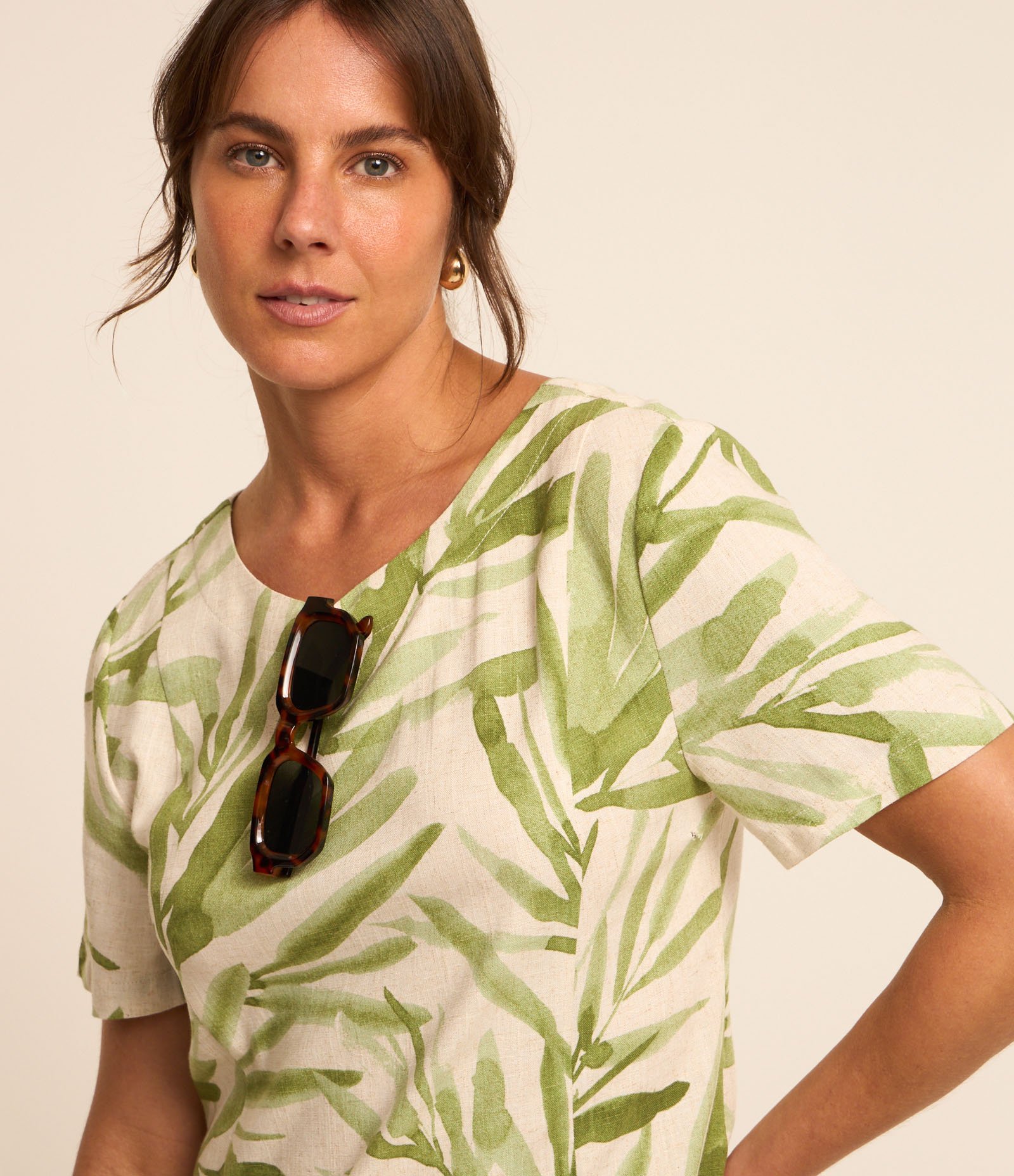 Vestido T-Shirt em Viscolinho com Folhagens Estampadas Bege/Verde 4