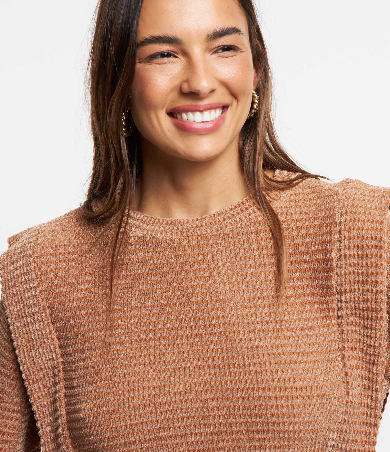 Blusa Texturizada em Plush com Babados Marrom 4